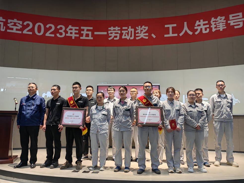 公司副總經(jīng)理魏鈺為工人先鋒號(hào)獲獎(jiǎng)班組頒獎(jiǎng)(縮放).jpg
